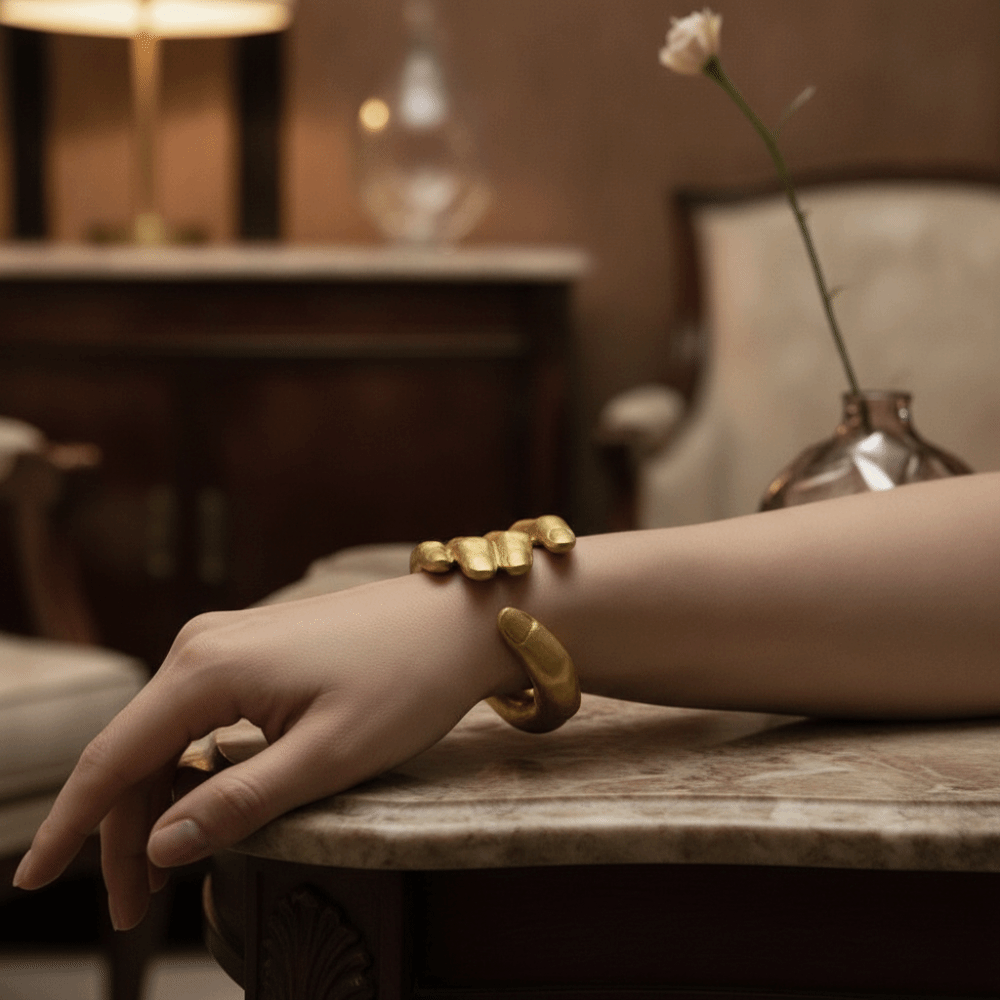 Luxury Lifestyle Photography - 5-Fingeriges Handflächen-Griffarmband, Vintage Luxus-Handringarmband, Exquisites Metall-Handshake-Armband,