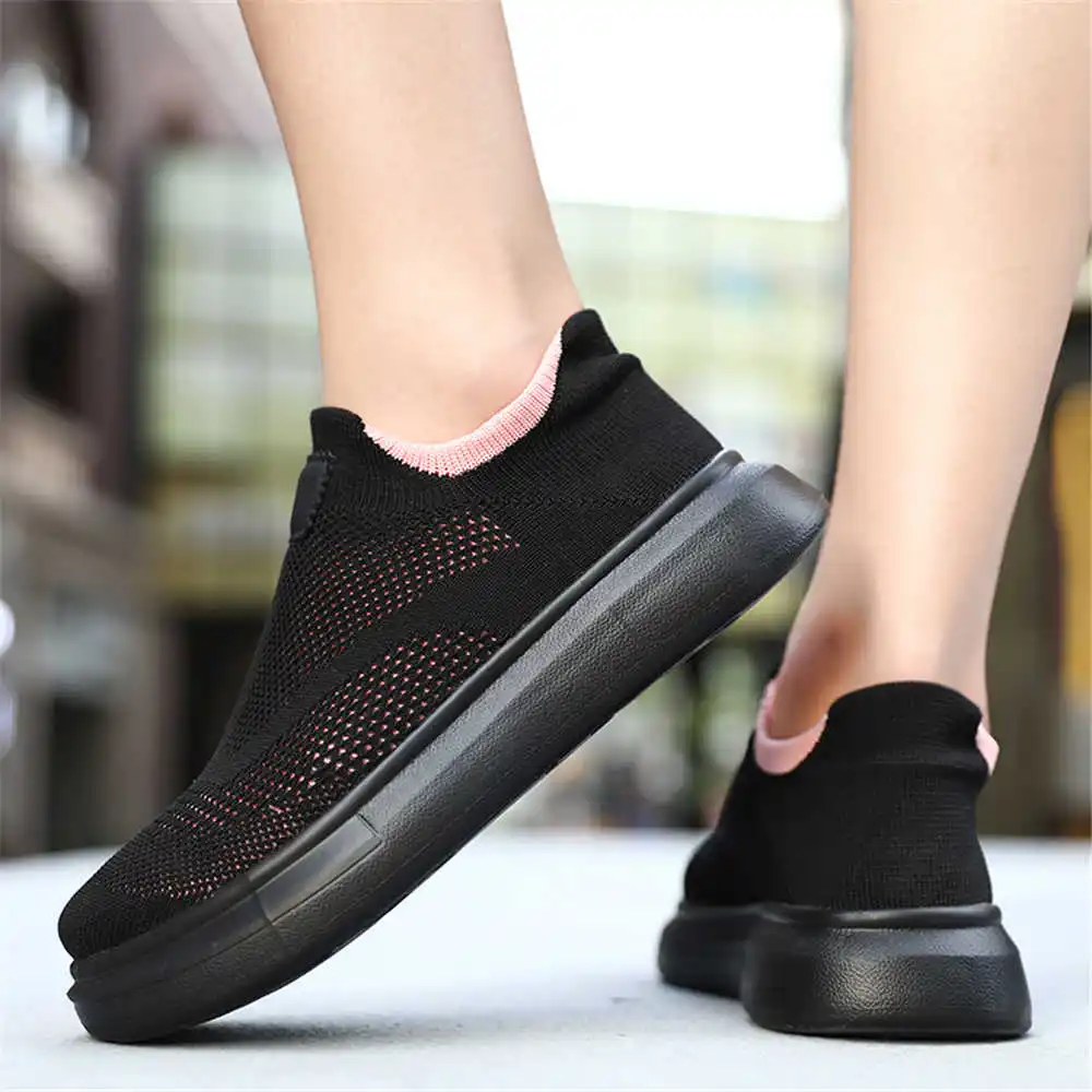 Luxury Lifestyle Experiences - Plattform Strümpfe braune Schuhe für Frau